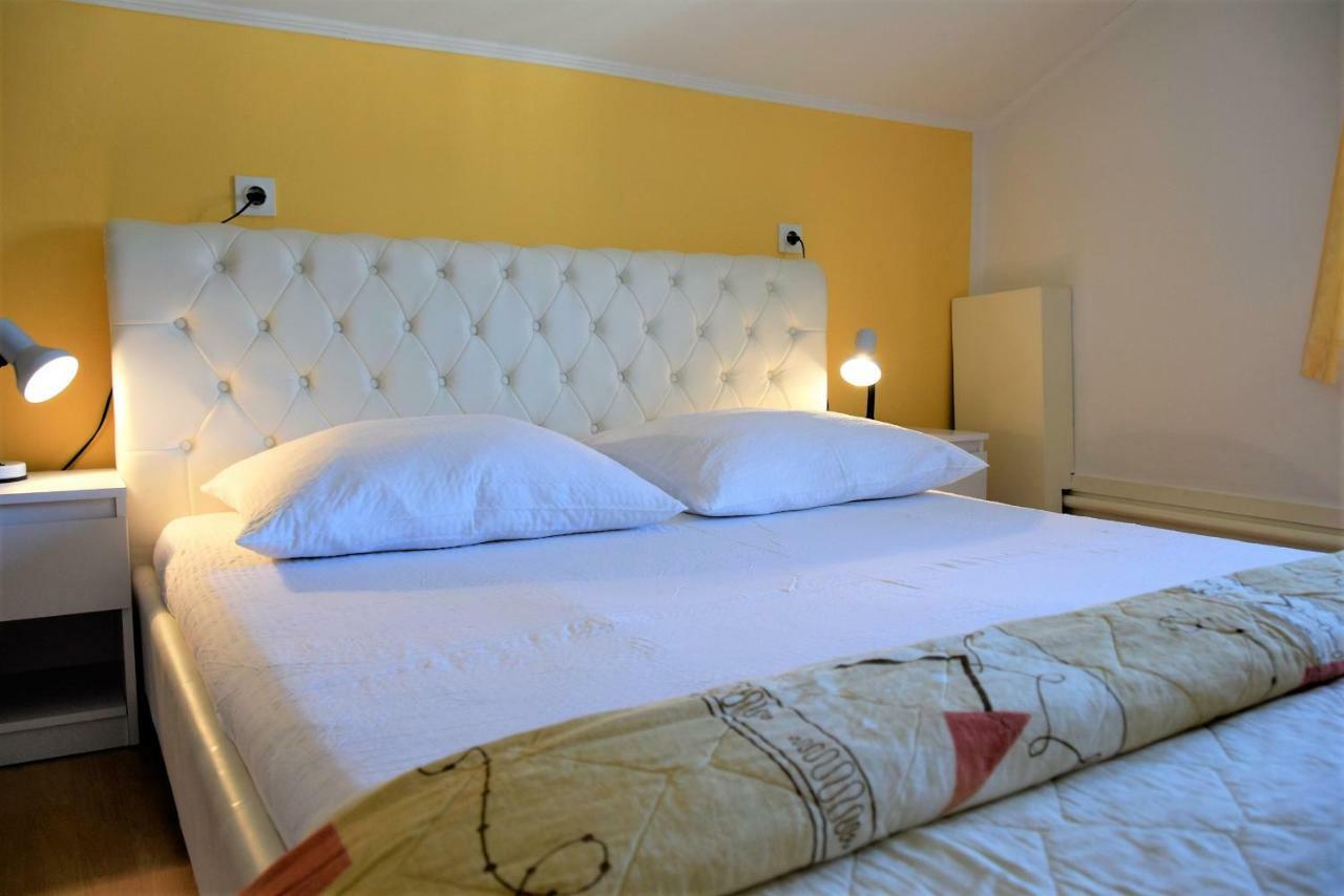Miramar Apartments Banjol Εξωτερικό φωτογραφία